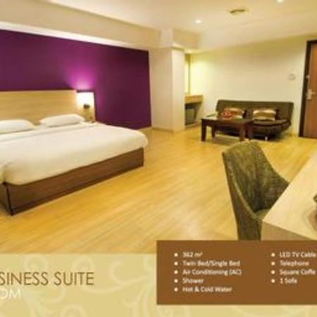 Borneo Hotel Pontianak Exterior photo