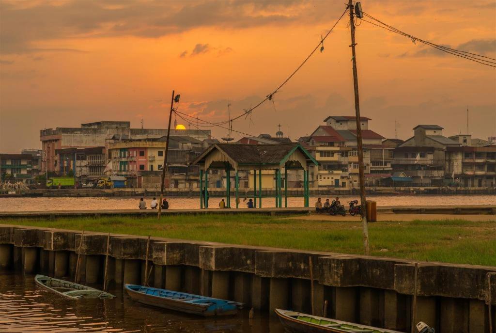 Borneo Hotel Pontianak Exterior photo