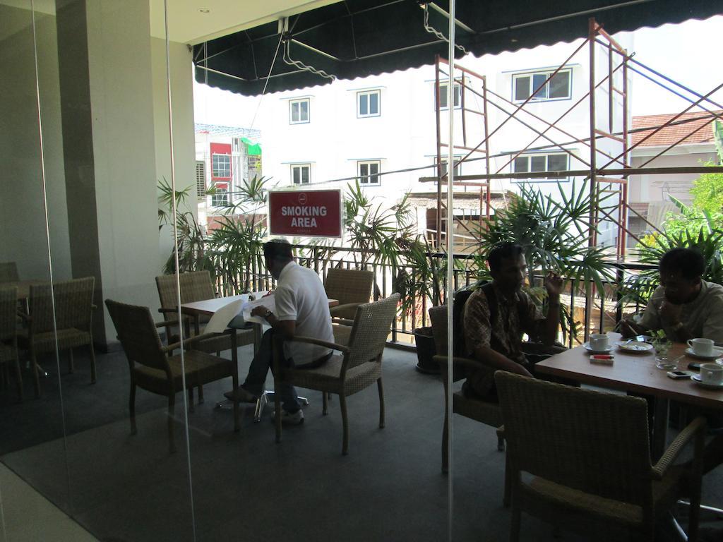 Borneo Hotel Pontianak Exterior photo