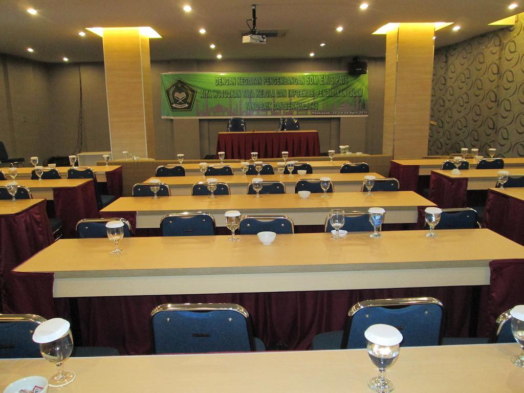 Borneo Hotel Pontianak Exterior photo